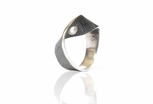 MOEBIUS SMALL PEARL RING